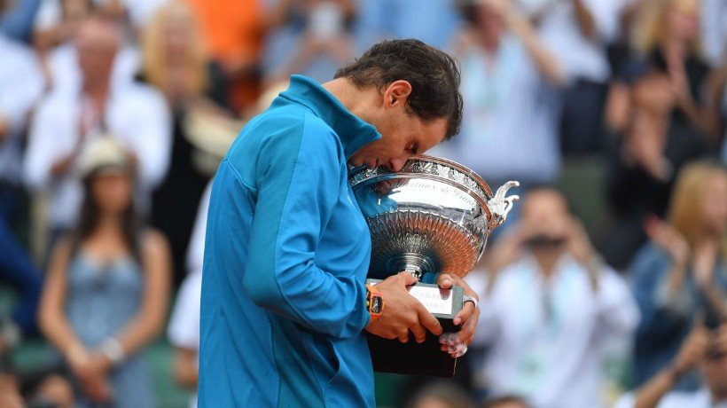 Rafa Nadal con la Copa de los Mosqueteros. Foto: Twitter (@rolandgarros)