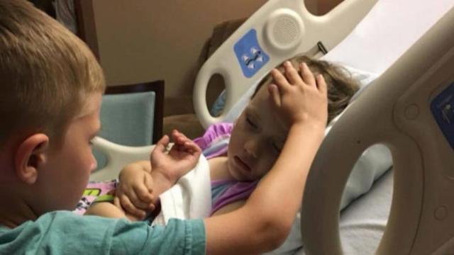 Jackson se despide de su hermana Addy en el hospital antes de morir.