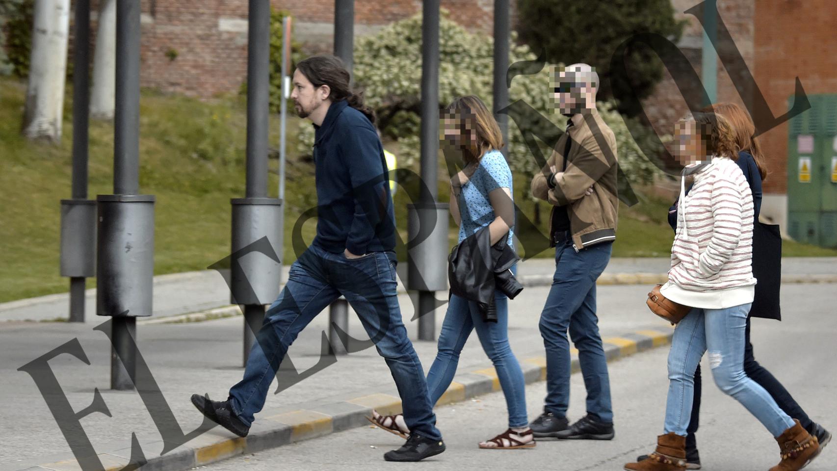 Pablo Iglesias llegando a la capilla con unos vaqueros y una sudadera. Ha sido un importante apoyo para su pareja, con la que espera mellizos.