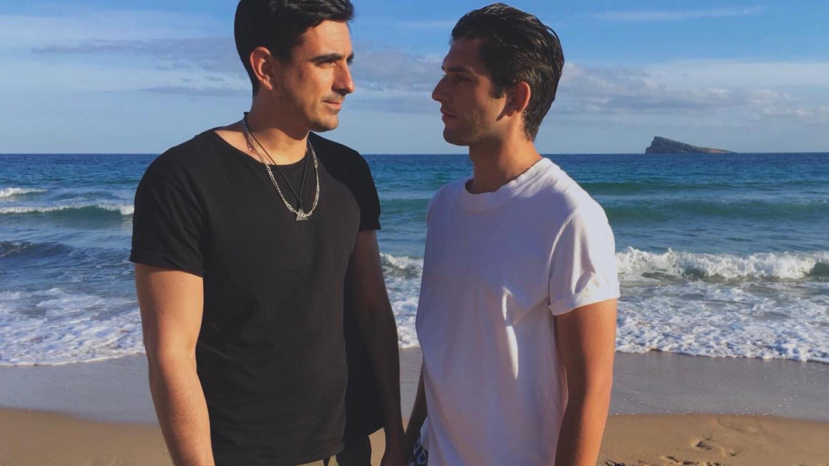 Vicente (de negro) es arquitecto y escritor, mientras que Iñaki (de blanco) es auxiliar de vuelo.