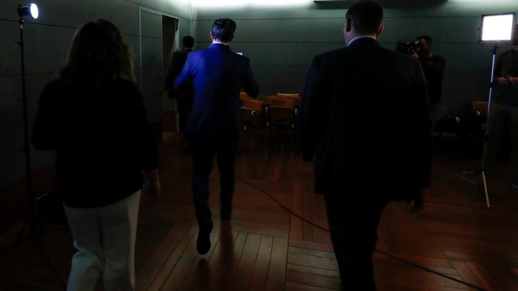 Màxim Huerta, ministro durante seis días, abandona la sala donde anunció su renuncia al cargo.