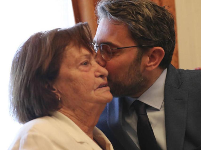 Màxim Huerta junto a su madre el día que recogió la cartera. Gtres.