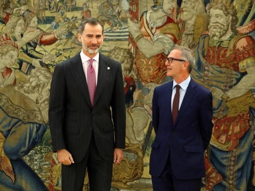 El nuevo ministro de Cultura y Deportes y el rey Felipe VI.