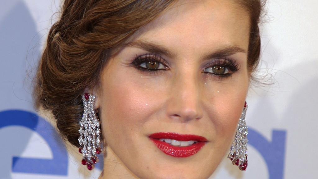 Letizia con pendientes de diamantes y rubíes.