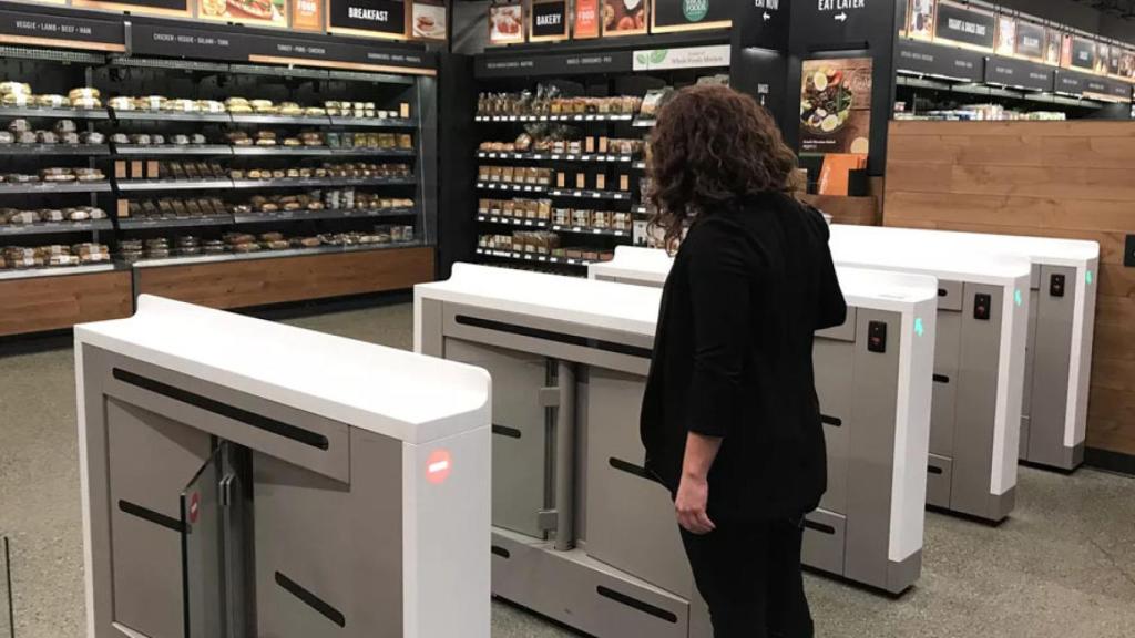 En Amazon Go, basta pasar el móvil para entrar; en los supermercados tendremos que insertar una tarjeta