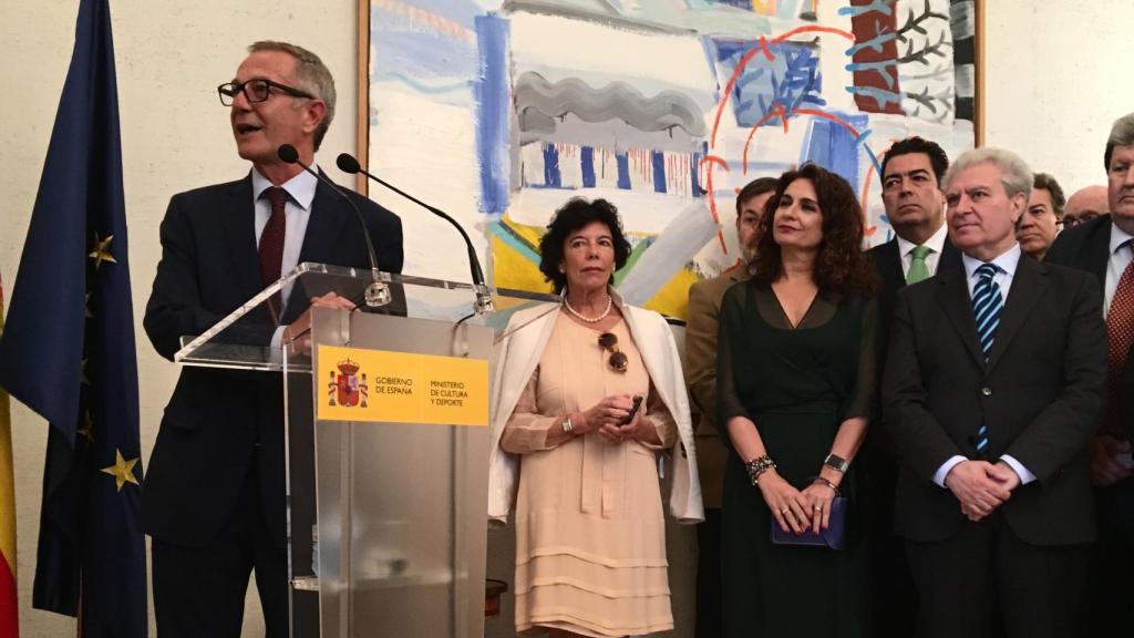 Pepe Guirao acompañado por las ministras de Educación y Hacienda.