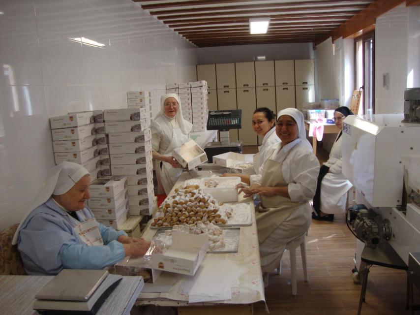Carolina, al fondo, un día de trabajo en la pastelería.