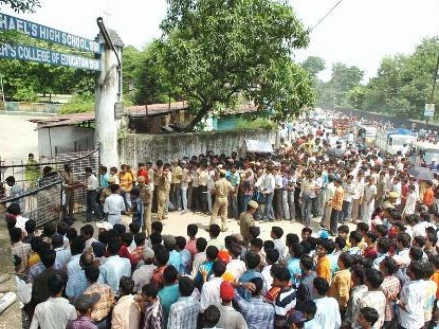 Cola de aspirantes a ser admitidos en los super 30 en 2007
