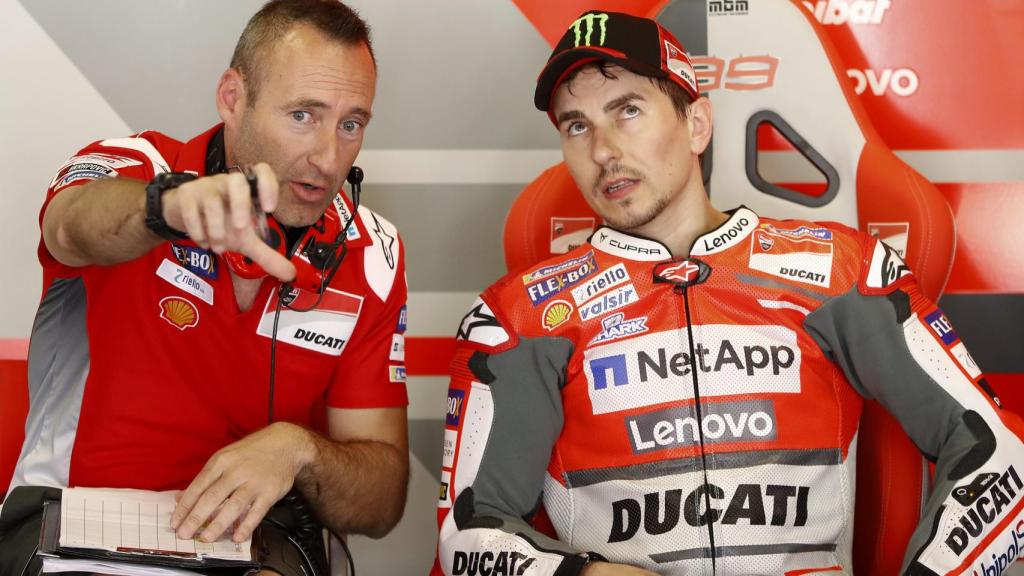 Jorge Lorenzo, en su box durante los entrenamientos libres de la primera jornada en Montmelo.