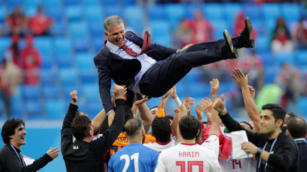 Los jugadores de Irán mantearon a Queiroz al final del encuentro.