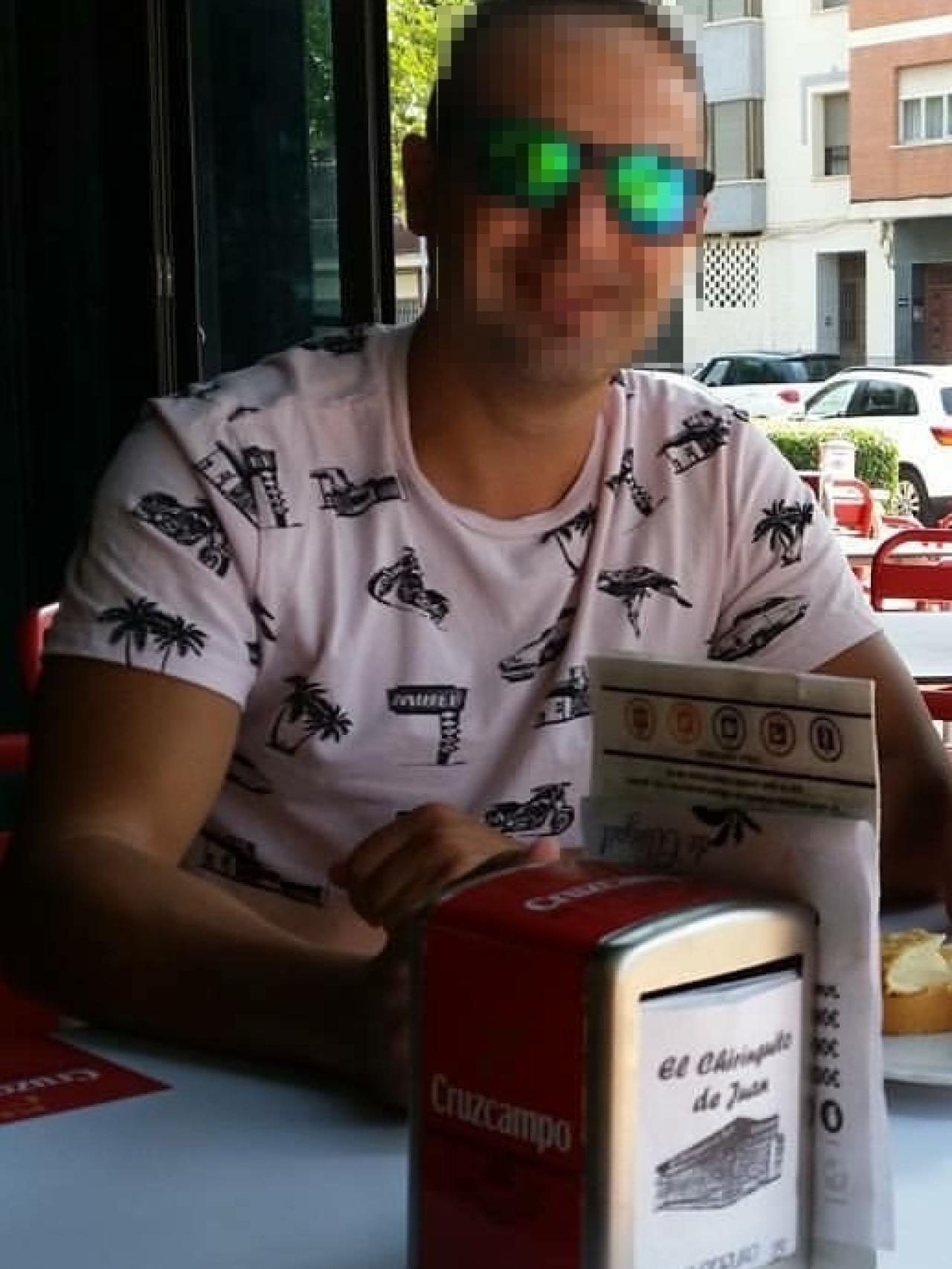 V.P.G, alias 'el trilero', es hijo de guardia civil y del teniente de alcalde de Puertollano (Ciudad Real). Estaba en Estepona en comisión de servicio cuando fue detenido.