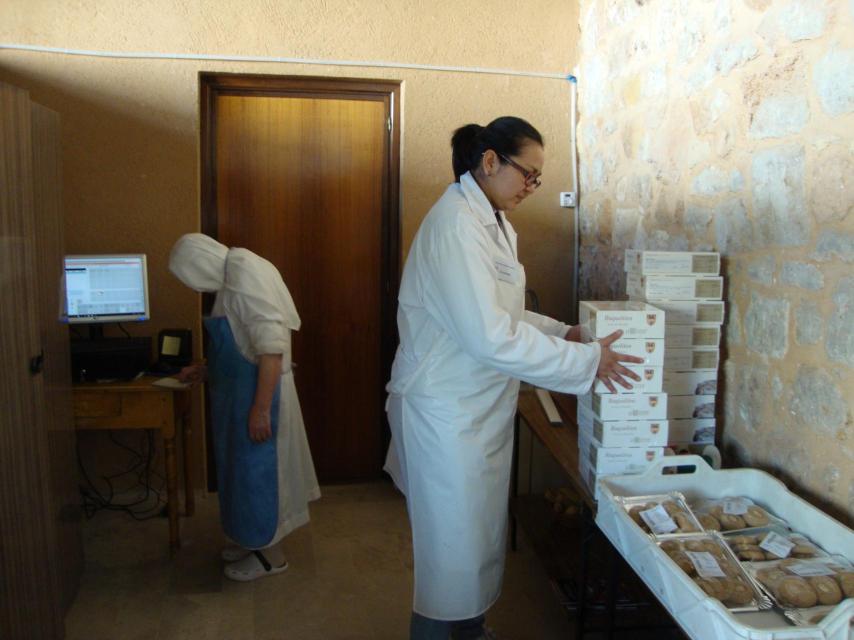 Carolina, junto a una de las hermanas de la abadía.