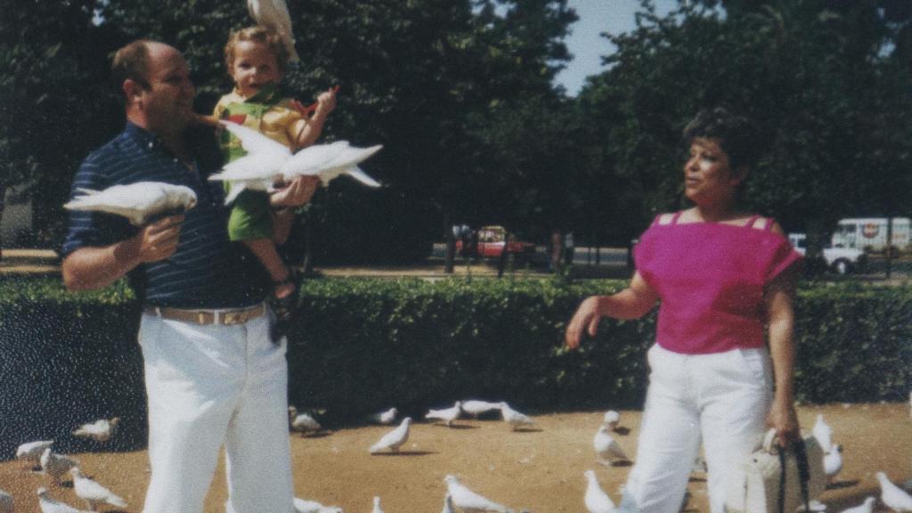 Francisco Javier Muñoz, en la plaza de las Américas de Sevilla junto a sus padres biológicos. Foto CEDIDA