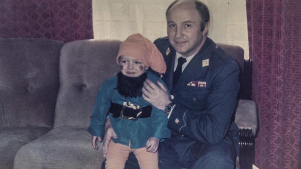 Francisco Javier Muñoz, de pequeño, en brazos del doctor Muñoz Cariñanos, quien ejercía de padrino ocultando al pequeño que realmente era su padre. Foto CEDIDA