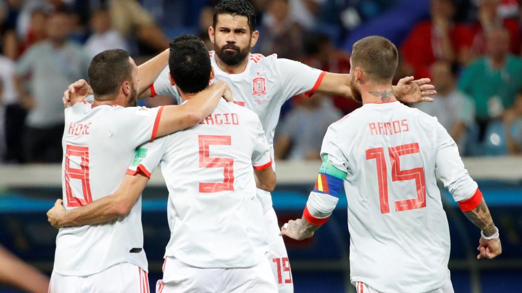 Diego Costa celebra el gol con  Koke, Busquets y Ramos.