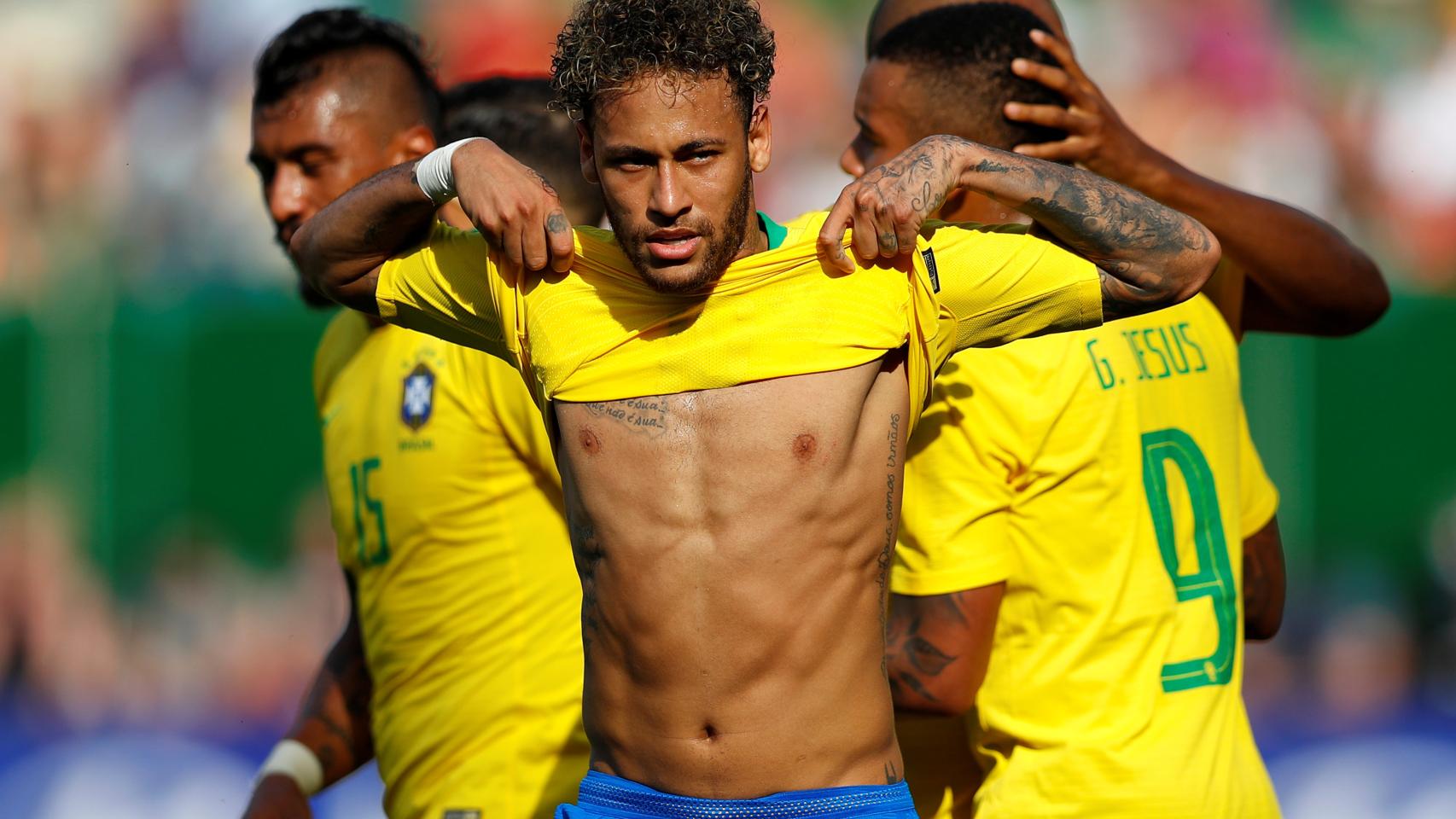 Neymar celebra un gol con Brasil.