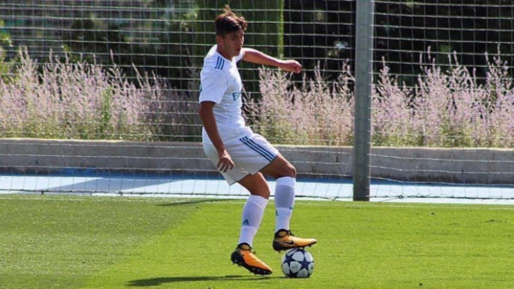 Victor Chust controla el esférico. Foto: Twitter (@victorch5).