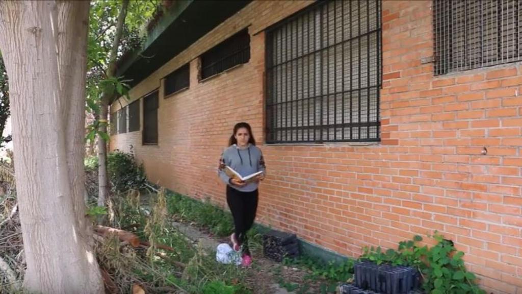 Una de las alumnas, en el solar.