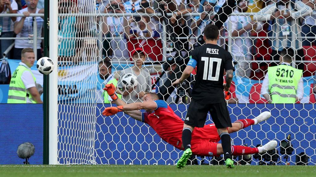 Halldorsson le para un penalti a Messi.