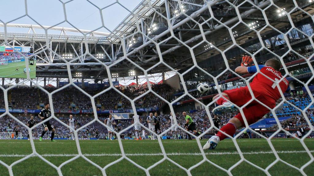 Halldorsson le para un penalti a Messi.