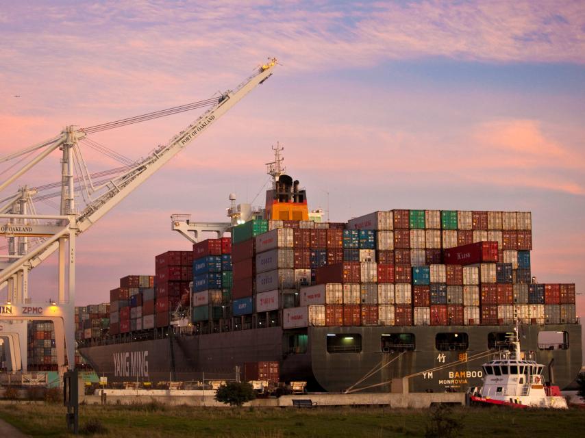 Carga de un mercante en un puerto chino.