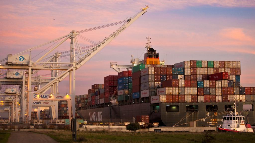 Carga de un mercante en un puerto chino.