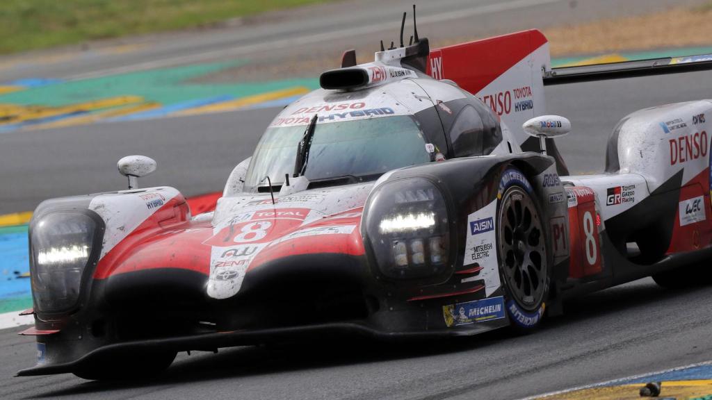 Fernando Alonso se mantiene en primera posición en Le Mans.
