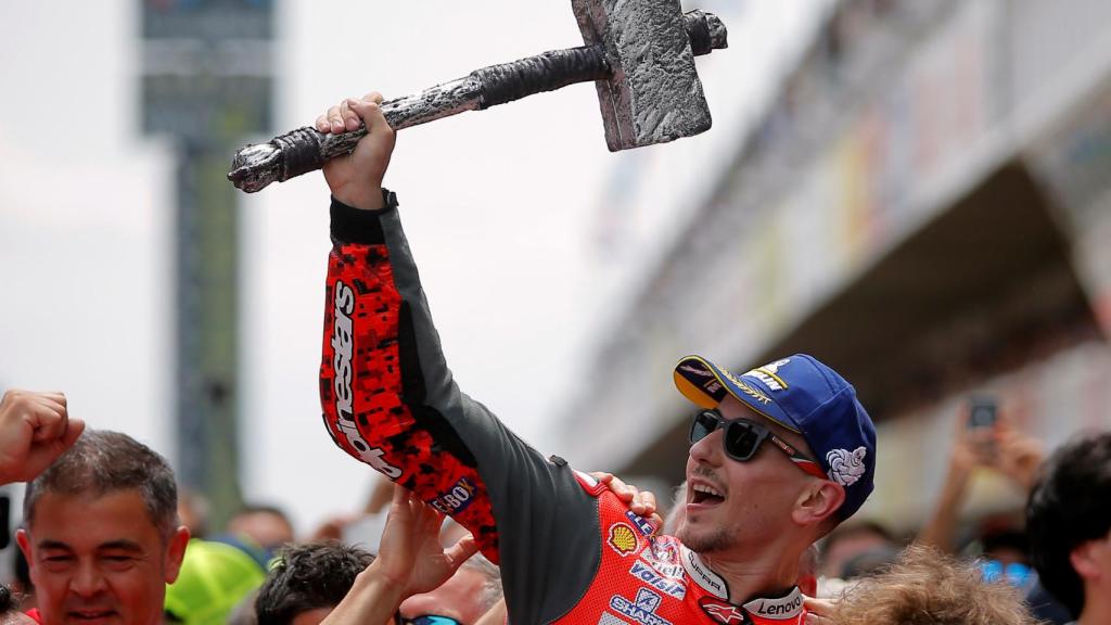 Jorge Lorenzo celebra su victoria en el GP de Cataluña de MotoGP.