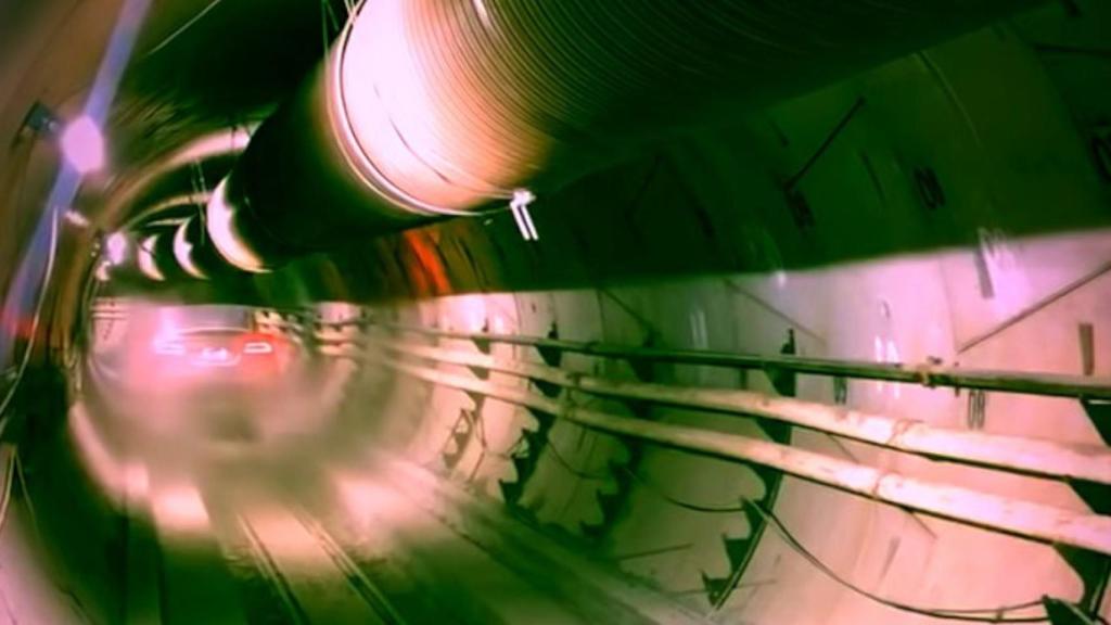 Tesla por un túnel de The Boring Company.