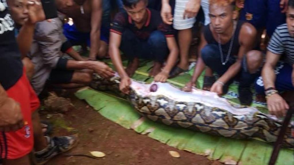 Los habitantes de Persiapan Lawela que encontraron a la mujer.