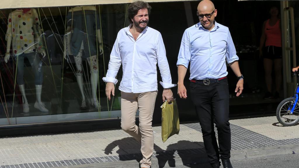 Edmundo con el regalo de María Teresa en una bolsa del chino Lin Chen.