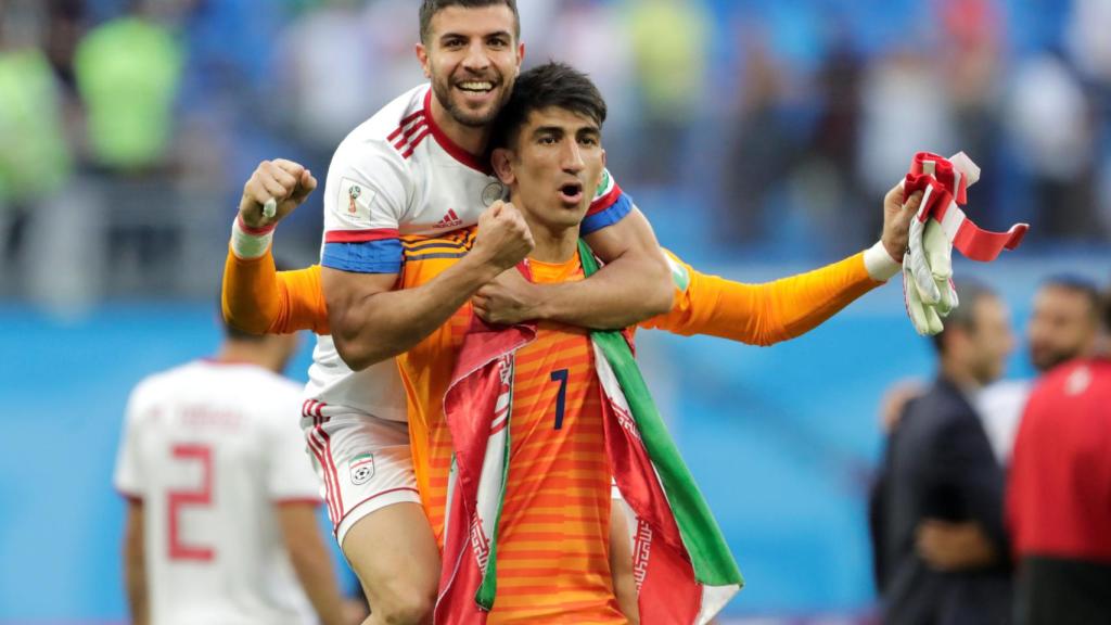 Beiranvand celebra con Reza el histórico triunfo a Marruecos.