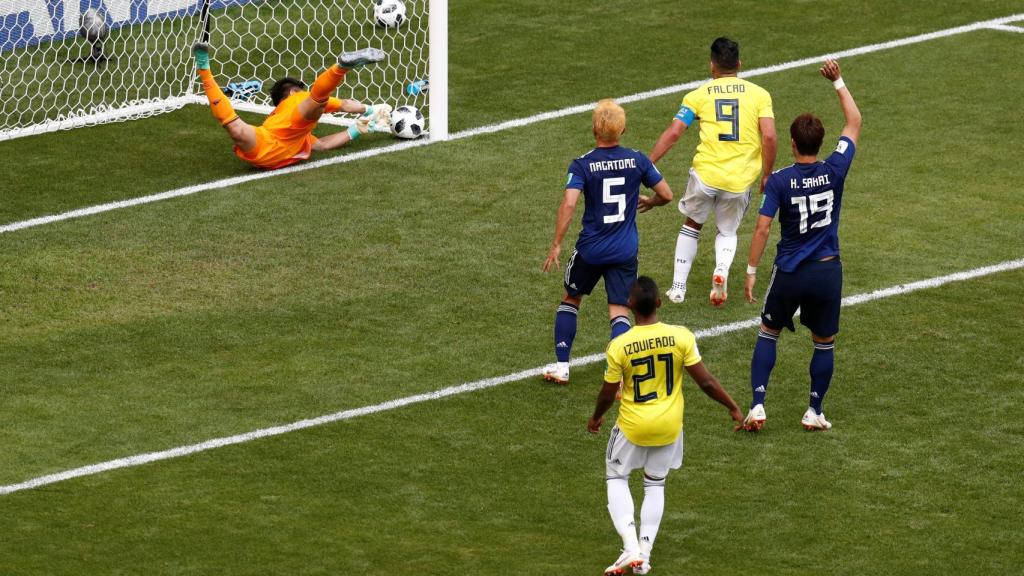 El balón se mete dentro de la portería.