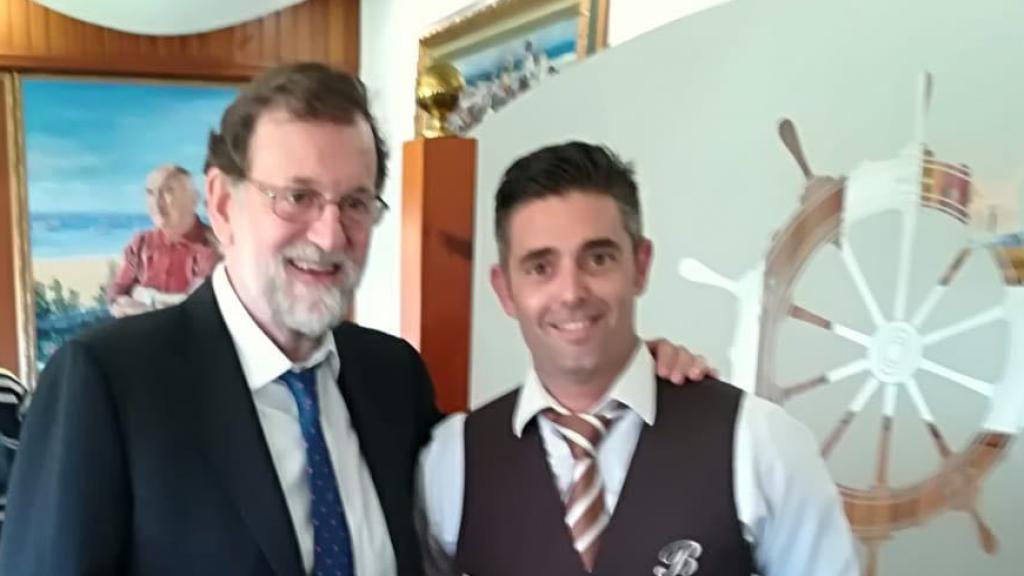 Rajoy posa con uno de los camareros del restaurante Batiste de Santa Pola.
