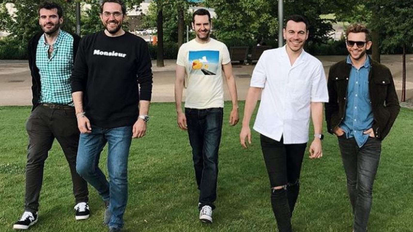 Màxim Huerta rodeado de amigos en el viaje.