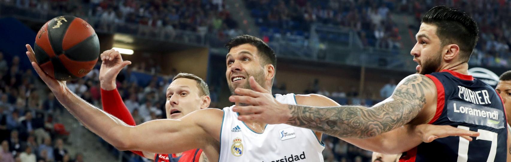 Felipe Reyes pelea un rebote durante el tercer encuentro de la final.