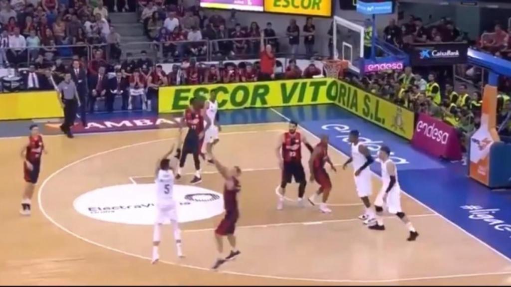 Rudy Fernández anota un triple ante el Baskonia.