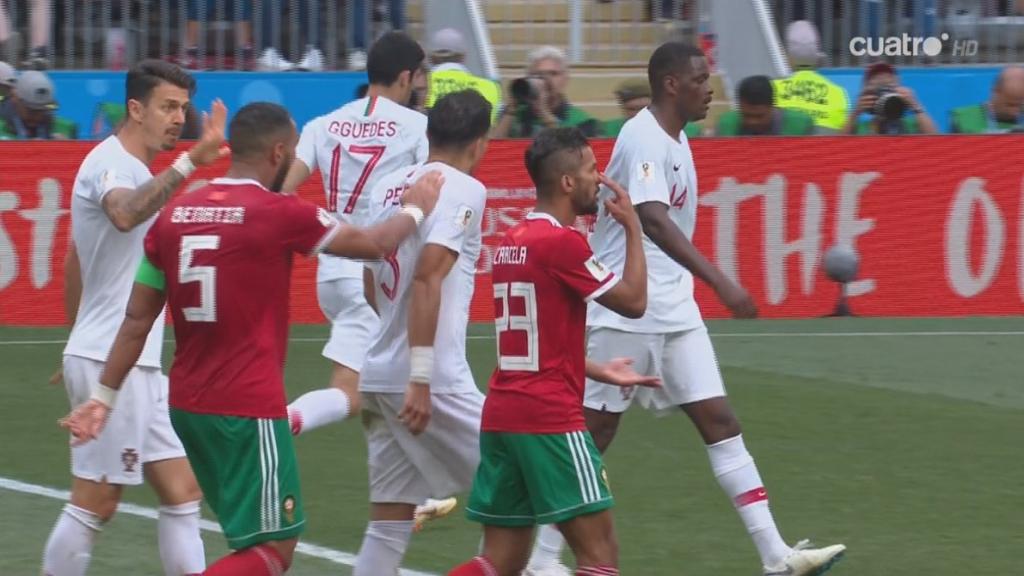 Momento en el que Benatia recrimina su actitud a Pepe.