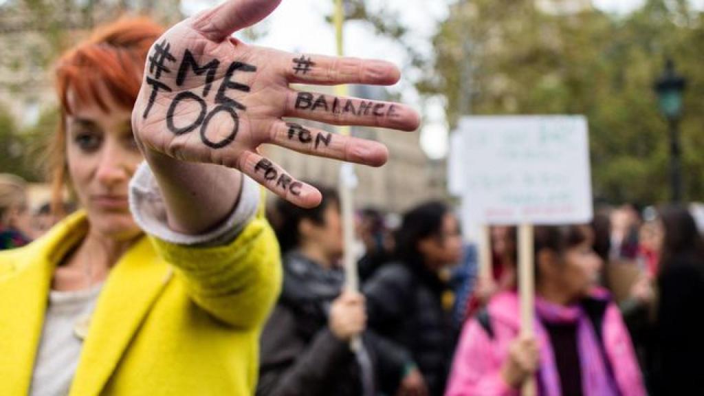 Una manifestante contra el abuso y el acoso sexual.