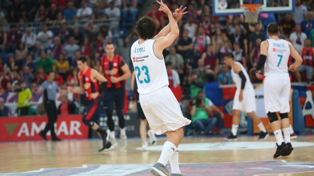 Llull celebra un triple ante Baskonia. Foto: acbmedia