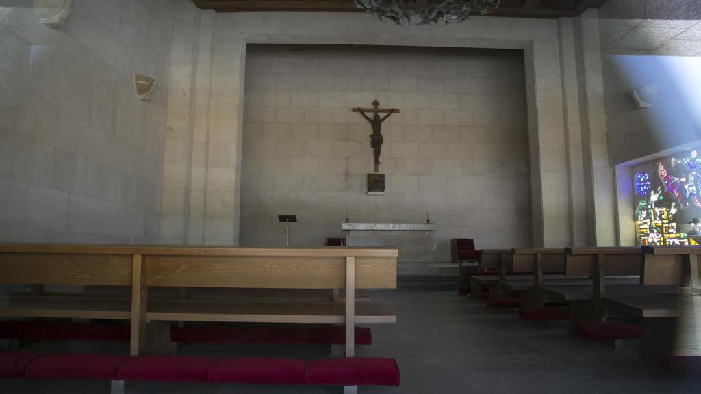 Fotografía tomada a través del cristal de la capilla que está sobre la cripta.