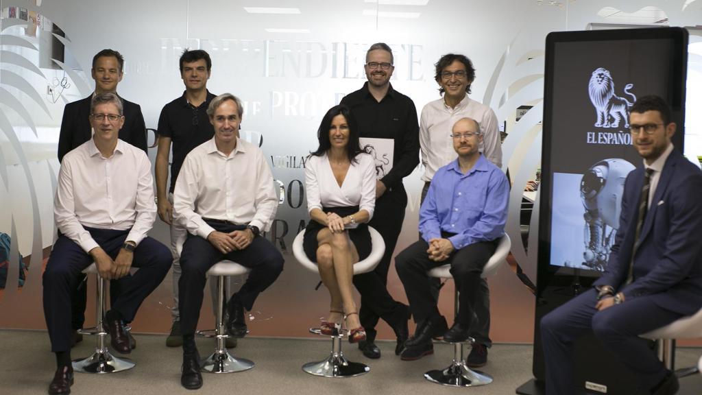 Foto de Familia. De izquierda a derecha, de pie: Miquel Moya, Sector Lead Travel, Retail, Finance & Telco de Google; Javier Gonzalez Dominguez, director de Innovación Digital y Big Data de Evo Banco; Miguel Ángel Uriondo, redactor jefe de Empresas y Medios de EL ESPAÑOL y Rodrigo Miranda, director general de ISDI. De izquierda a derecha, sentados: Javier Iglesias, director de Preventa de Salesforce Iberia; Enrique Tellado, consejero delegado de EVO Banco; Eva Fernández, consejera delegada de EL ESPAÑOL; Manuel Carro, profesor de la Universidad Politécnica de Madrid y Director del Instituto Madrileño de Estudios Avanzados en Tecnologías del Desarrollo de Software (IMDEA Software) y Giorgio Semenzato, director general de Finizens.