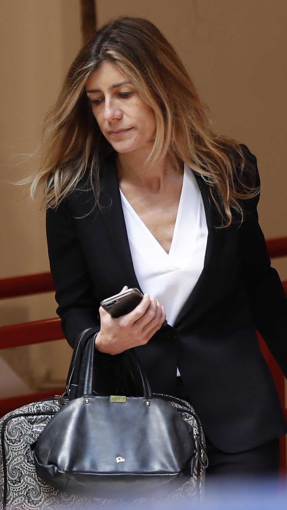 Begoña saliendo de su trabajo.