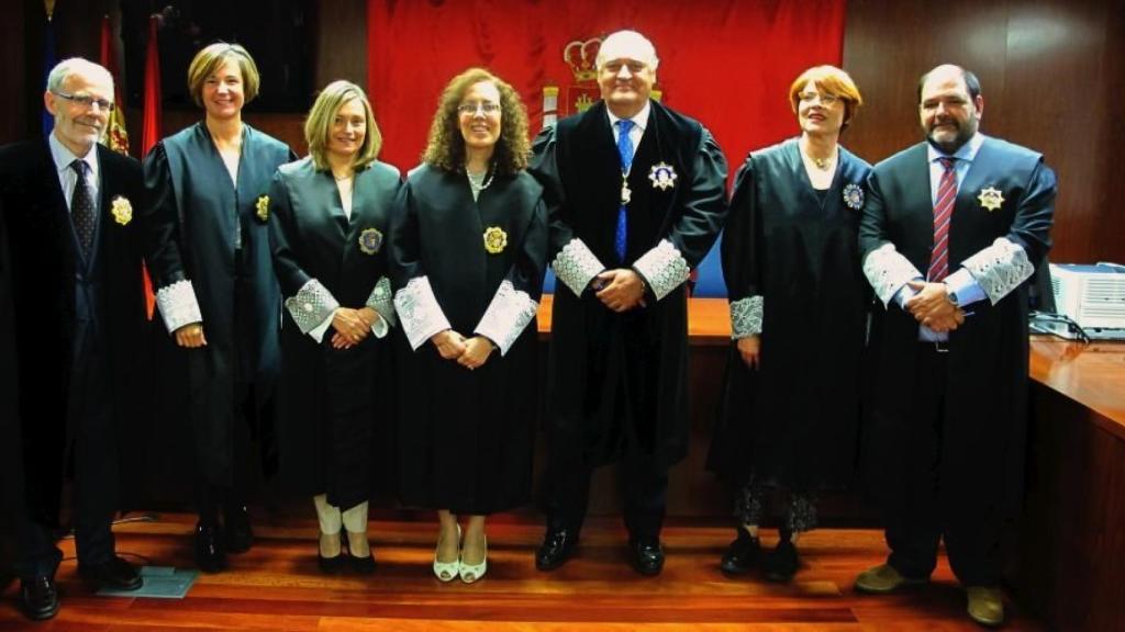 La magistrada Fernandino, segunda por la derecha.