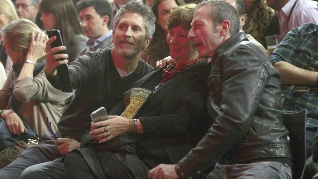 Fernando Grande-Marlaska y su marido Gorka haciéndose un 'selfie' en un concierto.