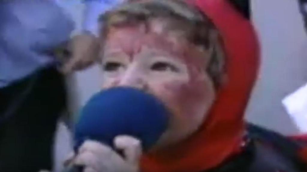 Álex Lequio mordiendo un micrófono.