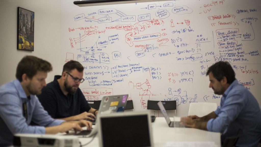 Miembros de Footters trabajando en la sede de la empresa en Sevilla