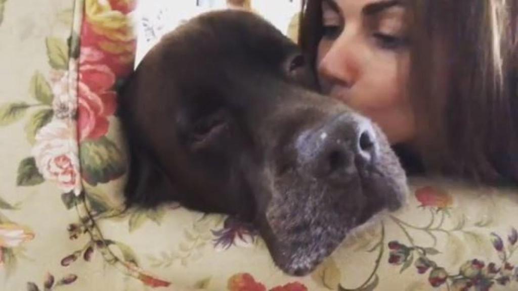 Lara con su perro Choco.