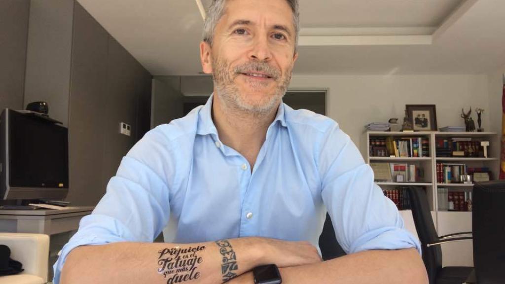 Grande-Marlaska con un tatuaje que es una declaración de intenciones.