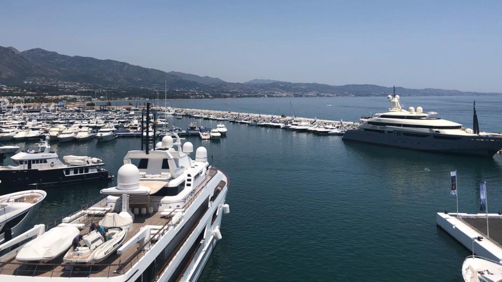 Al fondo, el megayate 'Azteca'.